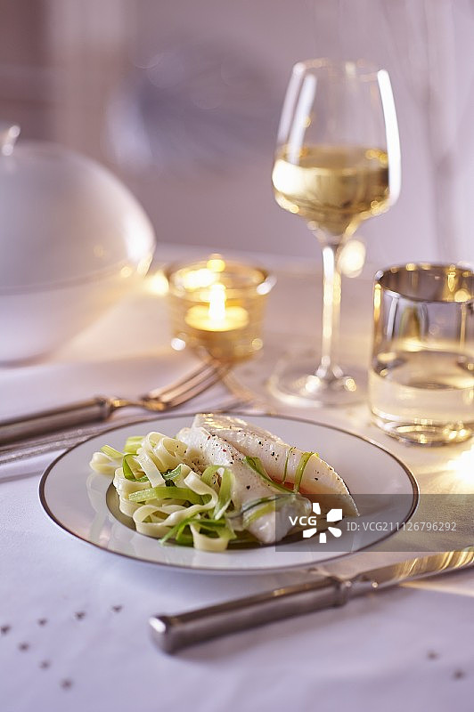 圣诞节的都丽鱼配意大利面图片素材