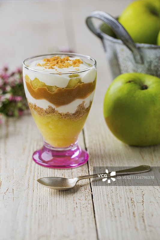 分层甜点：苹果泥、希腊酸奶、焦糖和姜饼图片素材