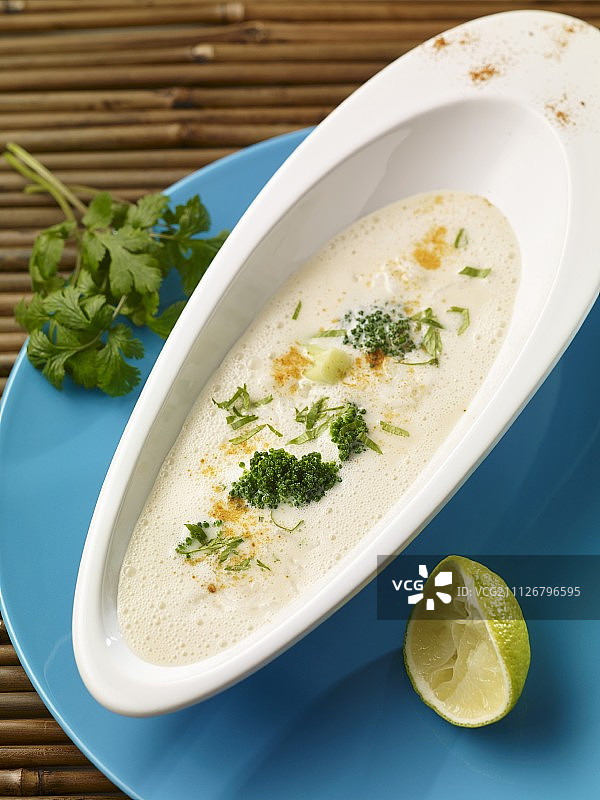 西兰花椰子汤配豆瓣菜图片素材