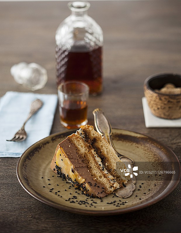 一片带有黑芝麻的巧克力芝士蛋糕图片素材