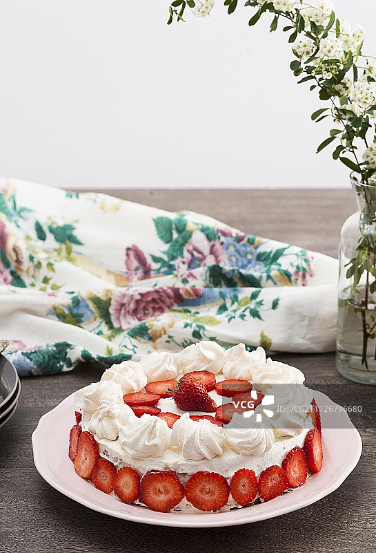 草莓奶油夏日蛋糕图片素材