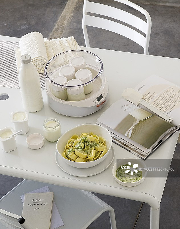 自制酸奶和香蒜酱意大利面图片素材