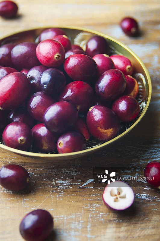 黄铜碗里的新鲜蔓越莓图片素材