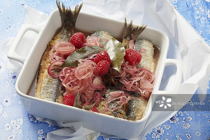 覆盆子香料肉汤洋葱炸鲱鱼图片素材