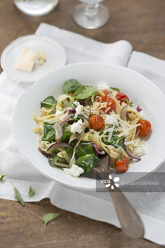 圣女果菠菜意大利乳清干酪和佩科里诺干酪意式宽面。图片素材