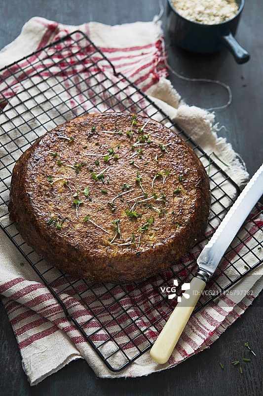 香辣菜花饼配水芹图片素材