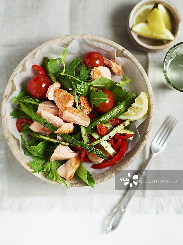 三文鱼烤绿芦笋彩色沙拉图片素材
