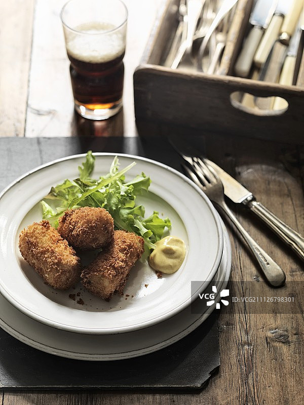 搭配生菜、芥末和啤酒的炸丸子图片素材