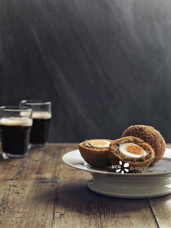 苏格兰鸡蛋和吉尼斯黑啤酒图片素材