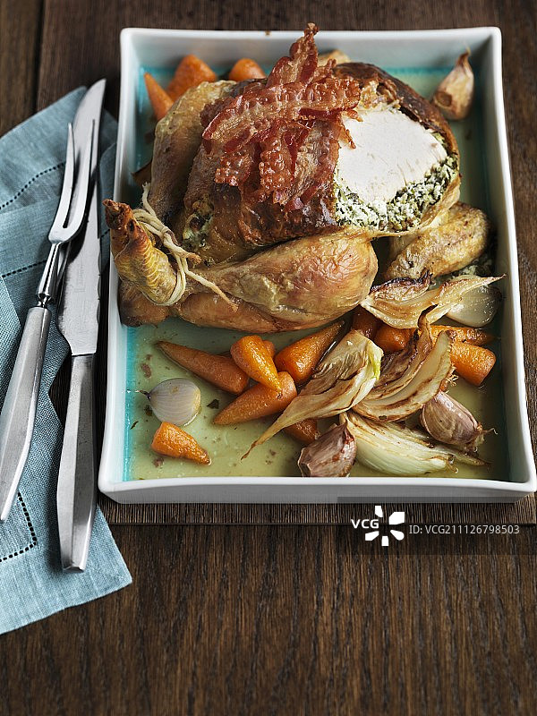 培根烤蔬菜酿火鸡图片素材