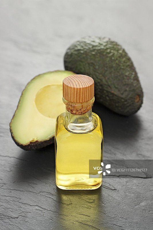 牛油果油和新鲜牛油果图片素材