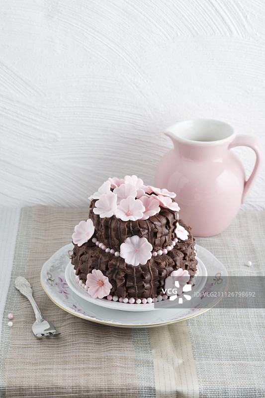 奶油巧克力樱桃酱纸杯蛋糕图片素材