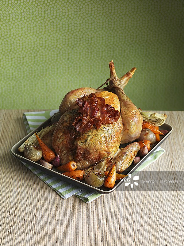 培根烤鸡配蔬菜图片素材