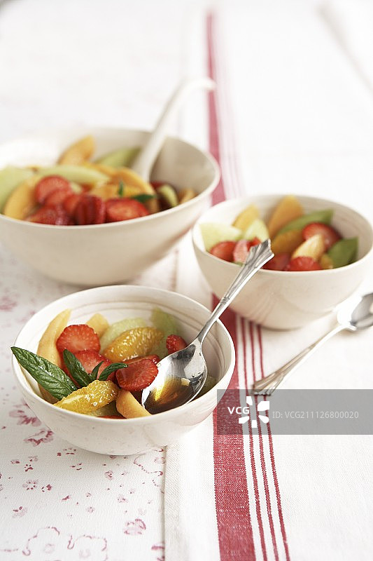 搭配金氏和薄荷糖浆的水果沙拉图片素材