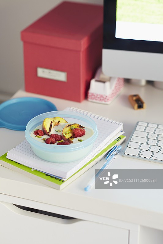 图帕容器中覆盆子、烤苹果和开心果酸奶图片素材