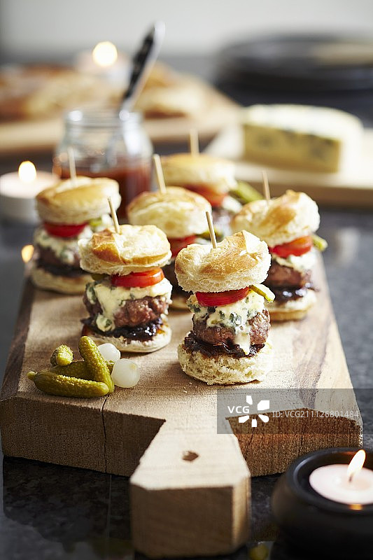 搭配蓝纹奶酪、小黄瓜、甜洋葱、调味酱和番茄的迷你汉堡图片素材
