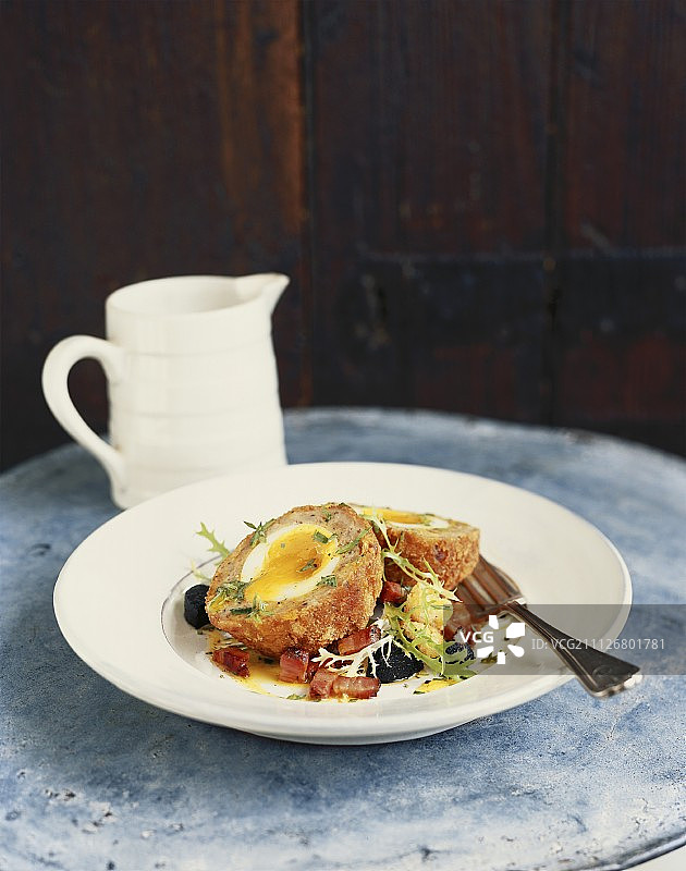 苏格兰鸡蛋配沙拉图片素材