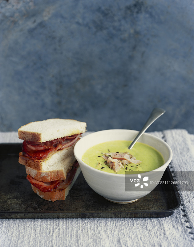 配培根三明治的火腿豌豆汤图片素材