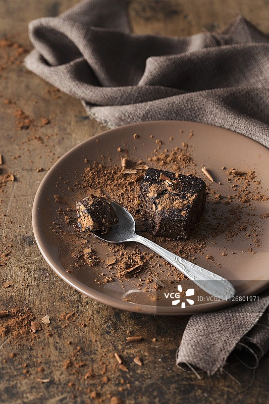 棕色盘子上咬了一口的巧克力布朗尼图片素材