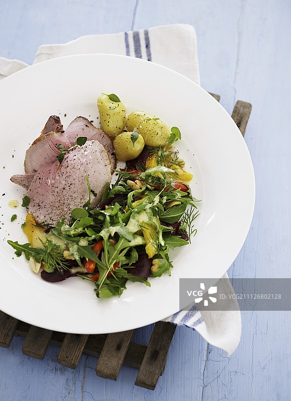 烤小牛肉片配什锦沙拉和新土豆图片素材