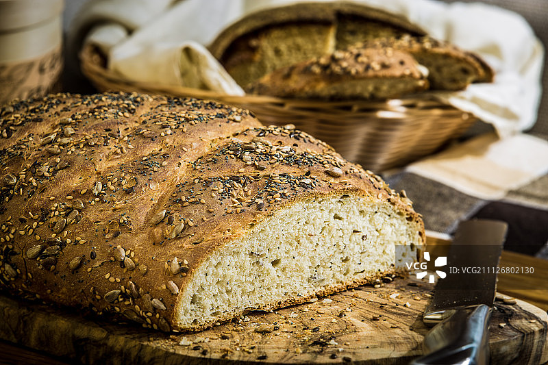 天然酵母发酵的斯佩尔特小麦面包图片素材