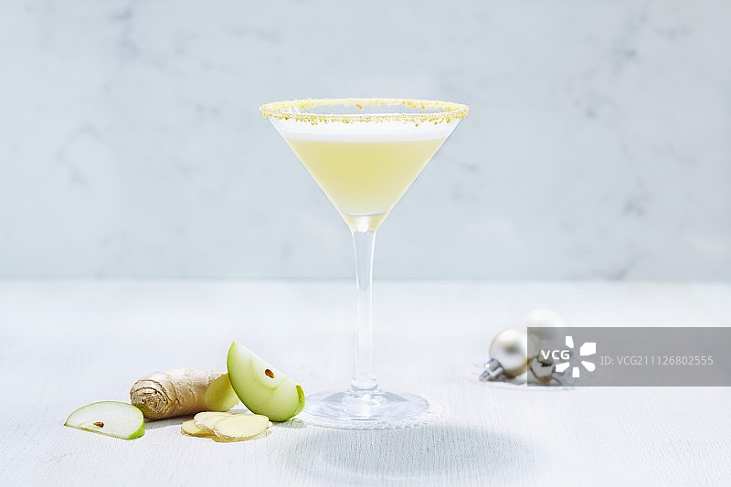 含姜和苹果的马提尼鸡尾酒（圣诞节）图片素材