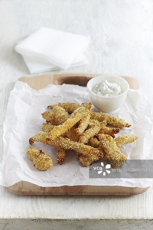 烤芝麻鱼条配塔塔酱图片素材