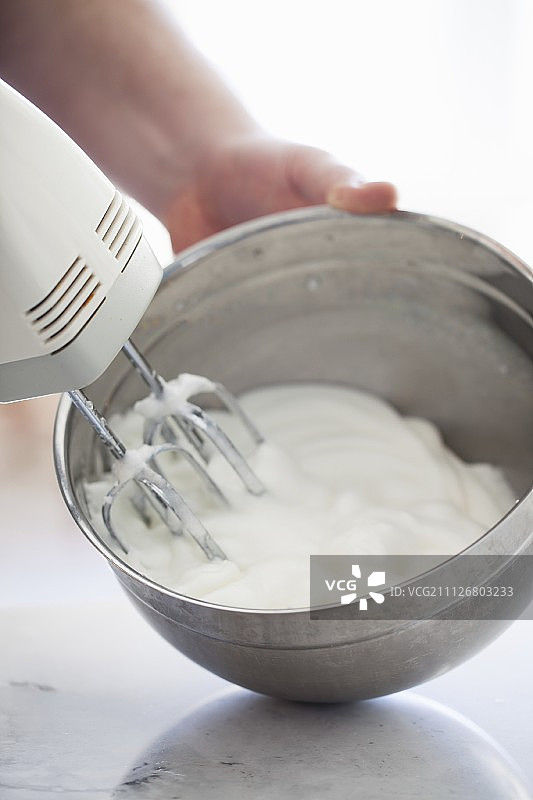 用电动搅拌器打发蛋白图片素材