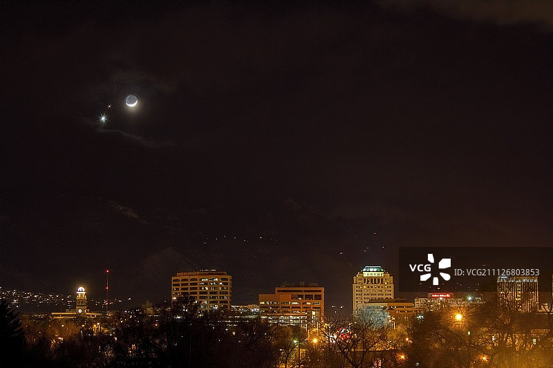 科罗拉多斯普林斯市中心上空的火星和金星伴弯月图片素材