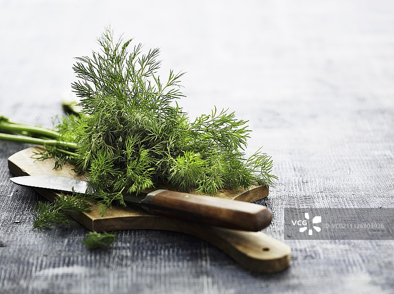砧板上的莳萝与刀图片素材