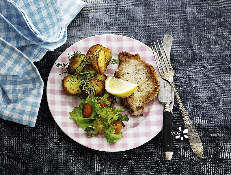 猪排配烤土豆和沙拉图片素材