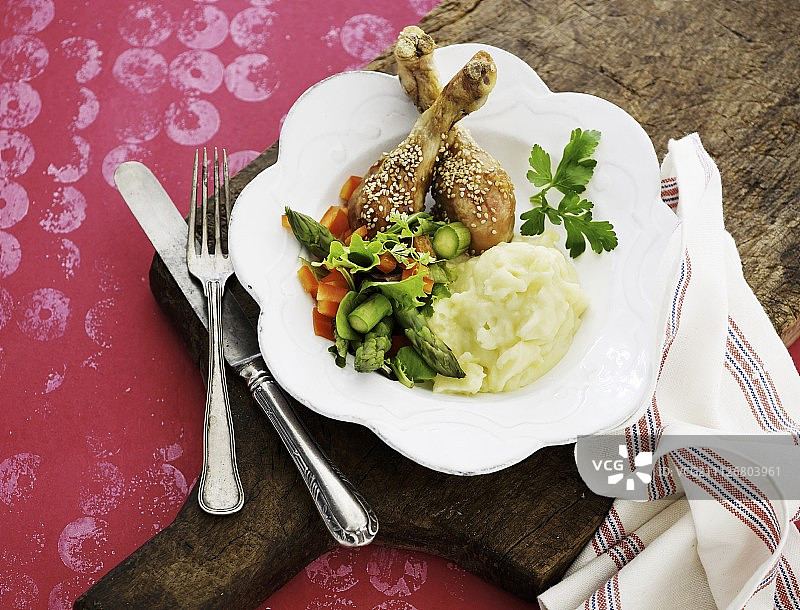 芝麻鸡肉搭配土豆泥和蔬菜沙拉图片素材