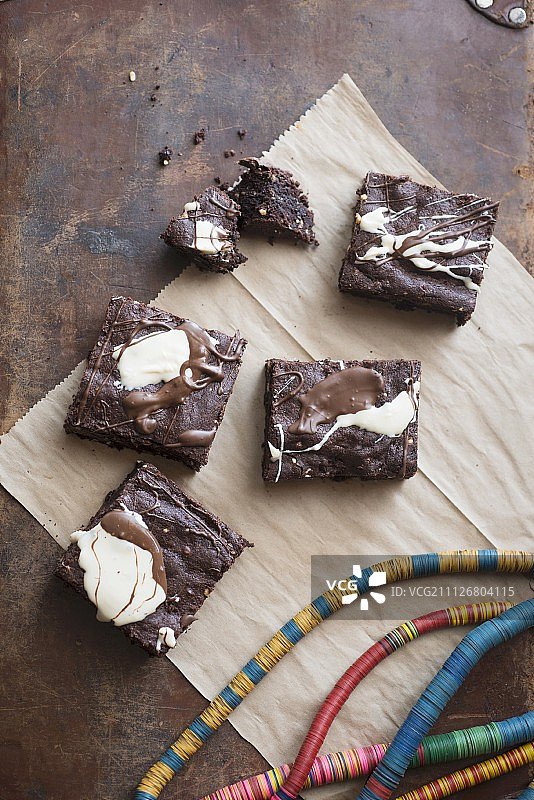 巧克力坚果布朗尼，饰以融化的巧克力图片素材