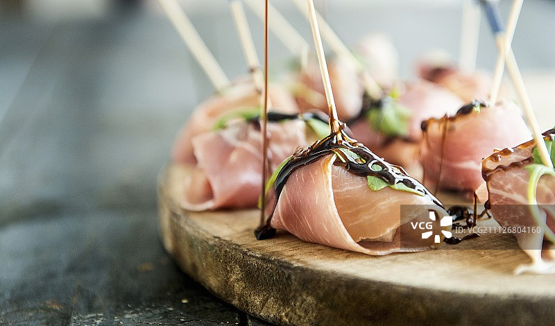 淋上香醋酱的梨子火腿卷图片素材