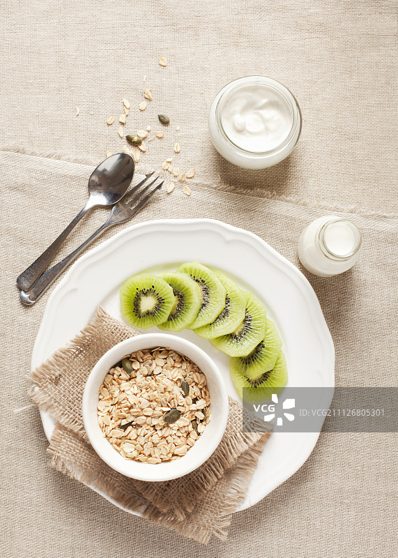 健康的早餐：燕麦、南瓜籽、牛奶、酸奶和猕猴桃图片素材