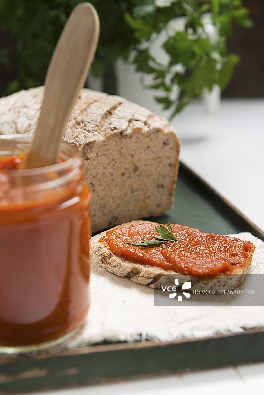 罐装和面包片上的蔬菜泥图片素材