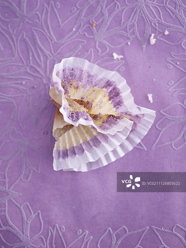 紫色桌布上的纸团图片素材