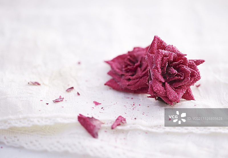 白色表面上的糖玫瑰图片素材