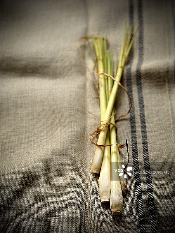 亚麻布上的新鲜香茅图片素材