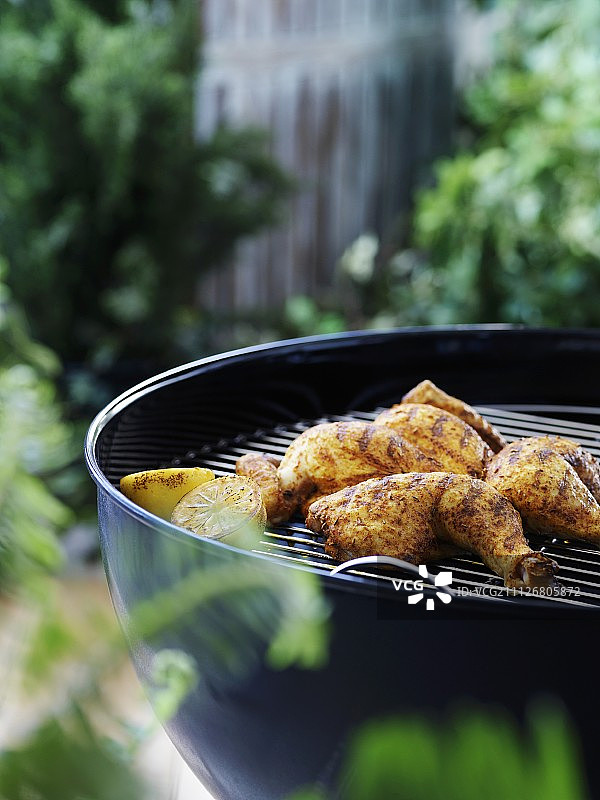 花园烧烤：烤鸡肉和柠檬图片素材