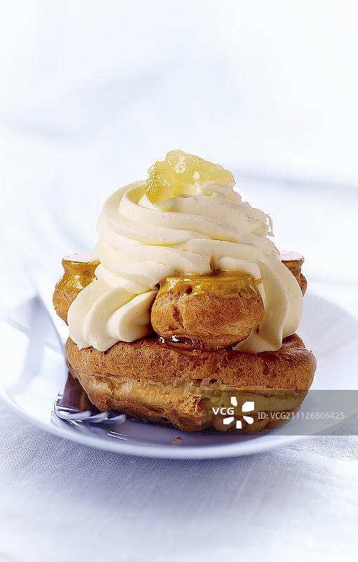 圣奥诺雷焦糖泡芙图片素材