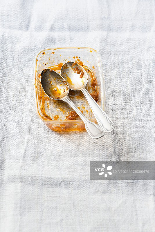 塑料罐里的食物残渣图片素材
