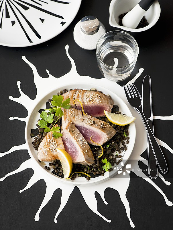 金枪鱼排配扁豆什锦图片素材