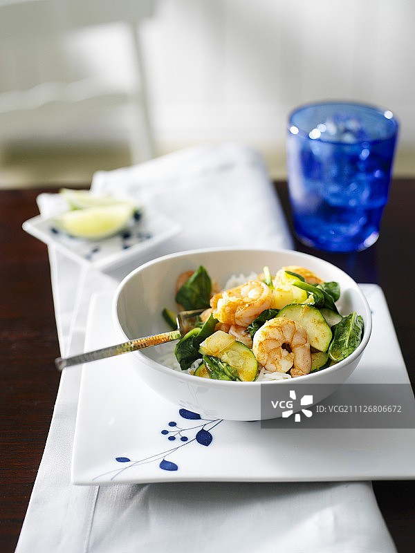 菠菜、西葫芦和洋葱咖喱炸虾配米饭图片素材