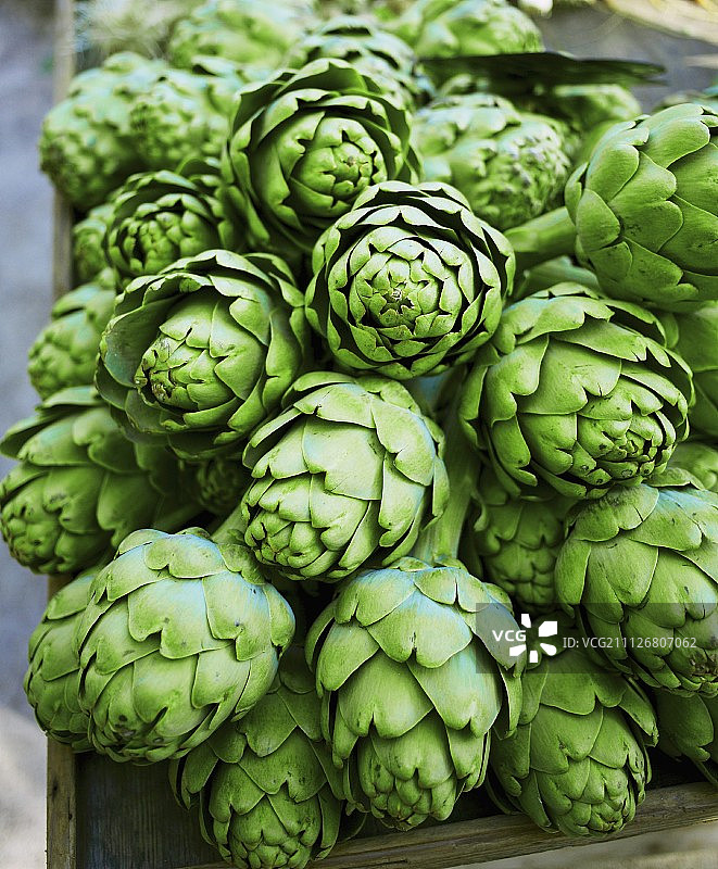 法国市场上新鲜的朝鲜蓟图片素材