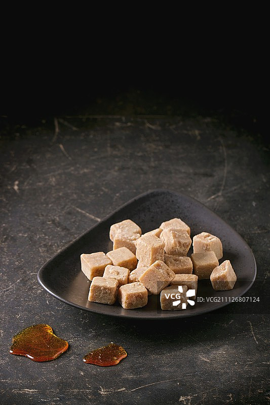 棕色盘子里的焦糖糖果图片素材