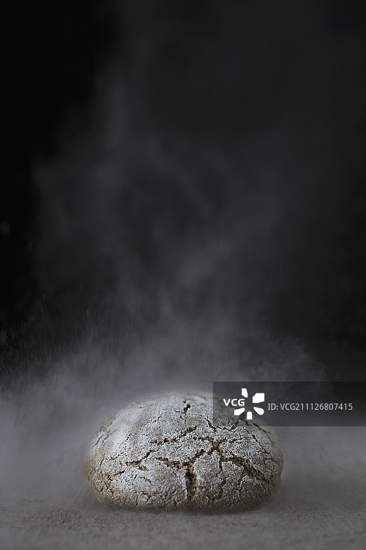 撒有面粉的未烘烤酸面包图片素材