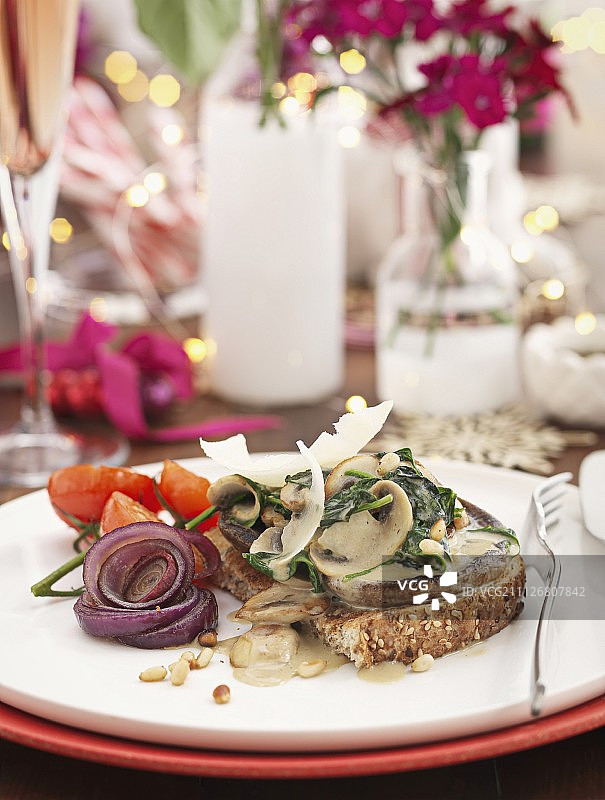 面包与煎蘑菇菠菜图片素材