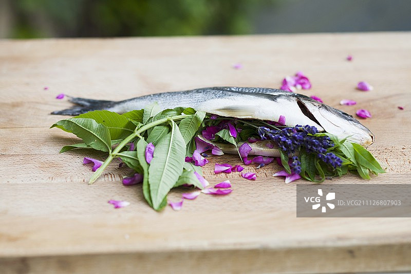 香草玫瑰薰衣草酿焗金头鲷图片素材
