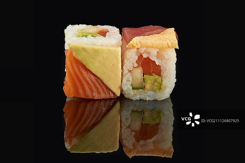 三文鱼牛油果加州寿司图片素材